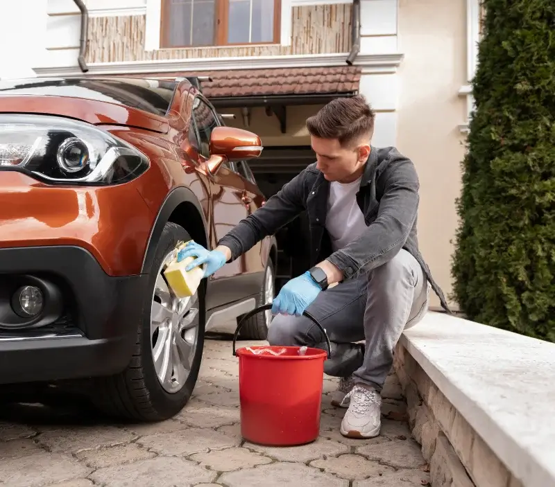 Lavage auto à domicile Lamontjoie : professionnel intervenant sur un véhicule